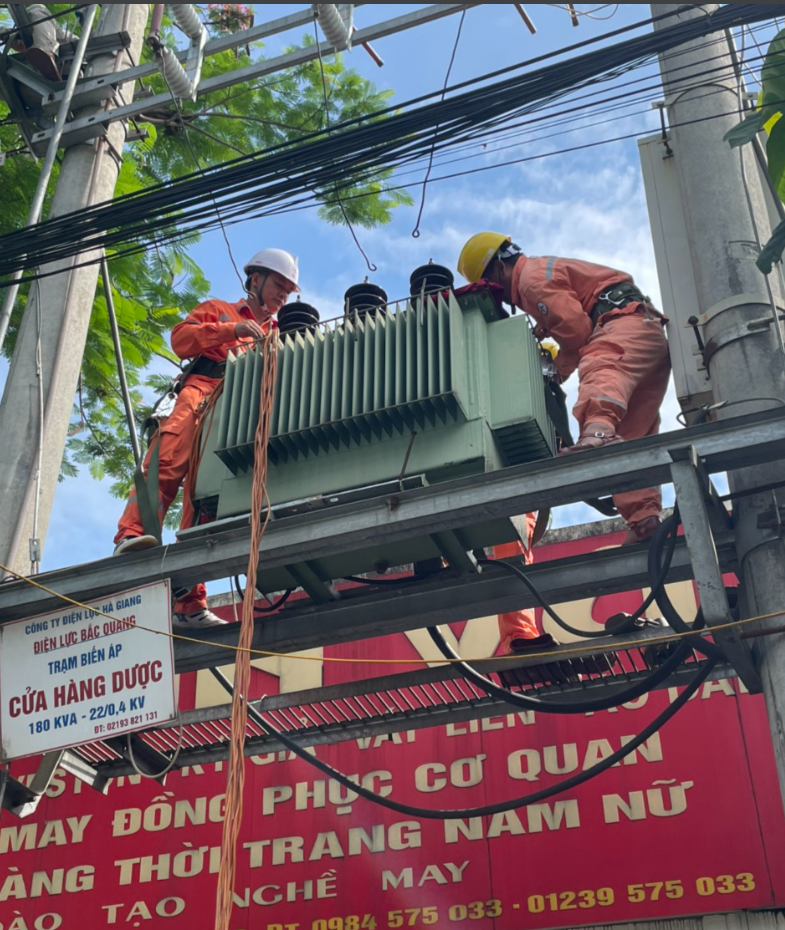  Xí nghiệp Dịch vụ Điện lực Hà Giang động viên kịp thời thêm một phần quyết tâm cho người lao động làm việc trong mùa nắng nóng